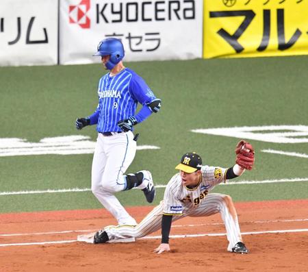 　１１回、犠打に失敗した大和。手前は二塁手の中野（撮影・中田匡峻）