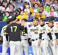 　青柳（１７）らとタッチを交わす岡田監督（右）