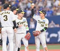 　湯浅（左から２人目）にウイニングボールを手渡す小幡（右）（撮影・高部洋祐）