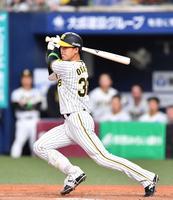 　８回、左前適時打を放つ小幡