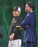 　試合前、鳥谷敬氏（右）と談笑する岡田監督（撮影・高部洋祐）