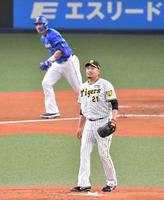 　１回、ソト（後方）に先制２点適時二塁打を浴びた秋山（撮影・中田匡峻）