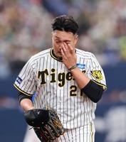 　１回、４失点しベンチに戻る秋山（撮影・山口登）