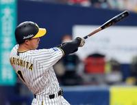 　１回、森下は三塁へ適時内野安打を放つ（撮影・山口登）