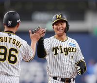 　１回、森下は三塁へ適時内野安打を放ち一塁上で笑顔を見せる（撮影・山口登）