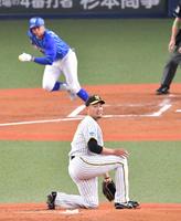 　１回、森（後方）に適時打を浴びた秋山（撮影・中田匡峻）