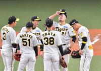 　１回、ソト、桑原に連続適時打を浴び、マウンドに集まる秋山（２１）ら阪神ナイン（撮影・中田匡峻）