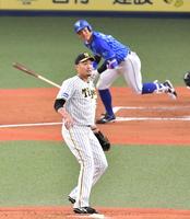 　１回、桑原（後方）に適時打を浴びた秋山（撮影・中田匡峻）