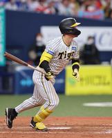 　５回、佐藤輝は中犠飛を放つ（撮影・山口登）