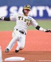 　５回、大山の安打で、一塁から三塁を陥れる中野（撮影・高部洋祐）