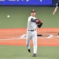 　１１回、大和の犠打を処理し、二塁に送球する加治屋（撮影・中田匡峻）