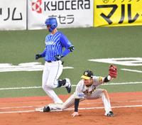 　１１回、犠打に失敗した大和。手前は二塁手の中野（撮影・中田匡峻）