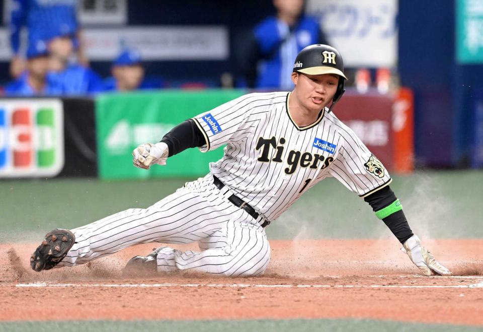 　２回、近本の犠飛で生還する森下