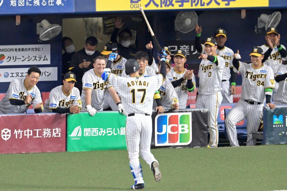 　４回、スクイズを成功させた青柳（１７）を笑顔で迎える阪神ナイン（撮影・立川洋一郎）