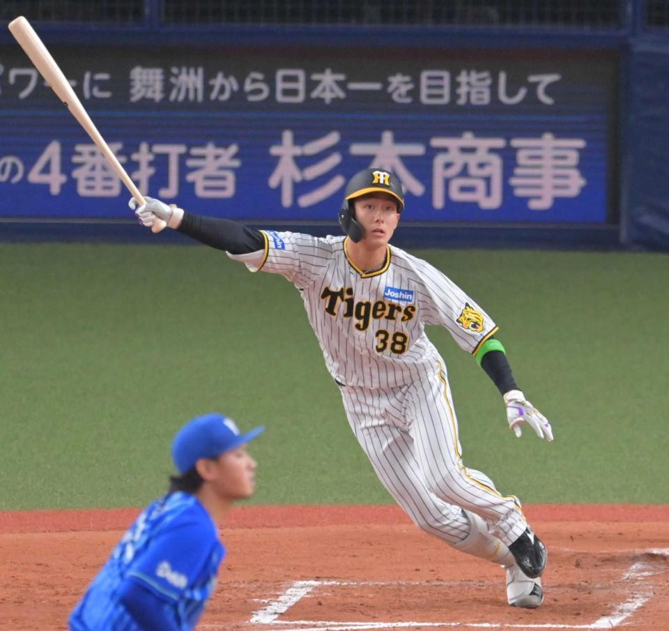 　２回、中前適時打を放つ小幡