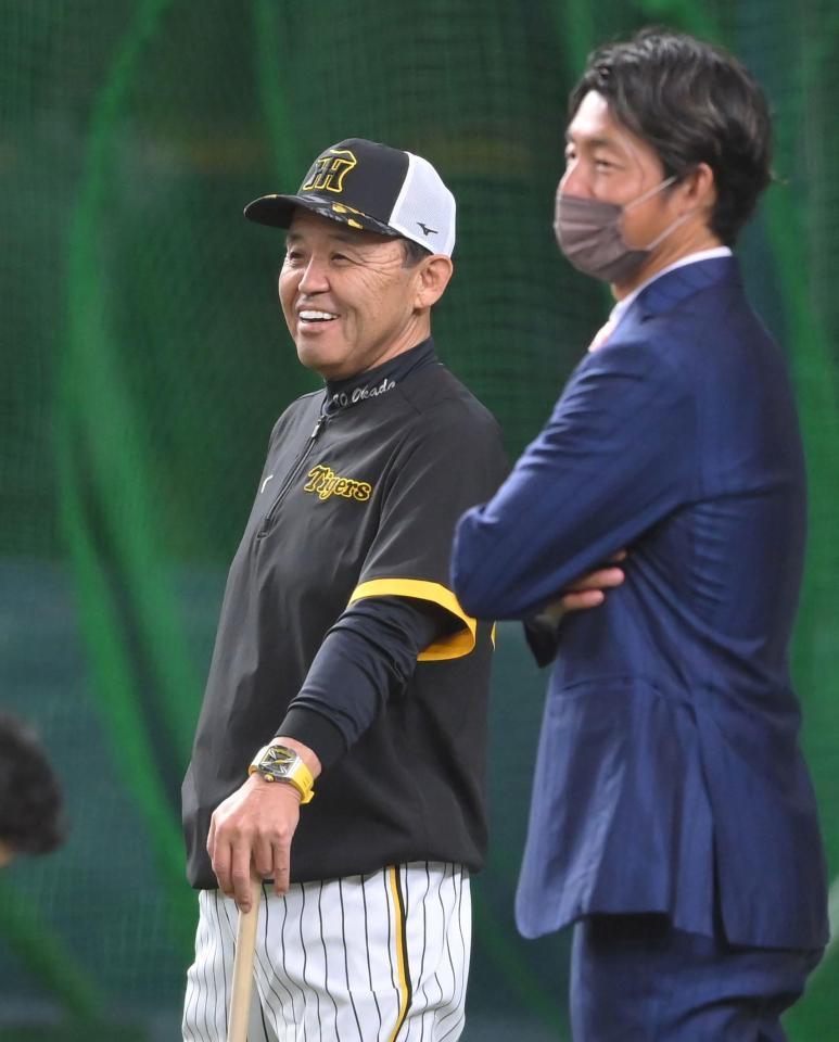 　試合前、鳥谷敬氏（右）と談笑する岡田監督（撮影・高部洋祐）