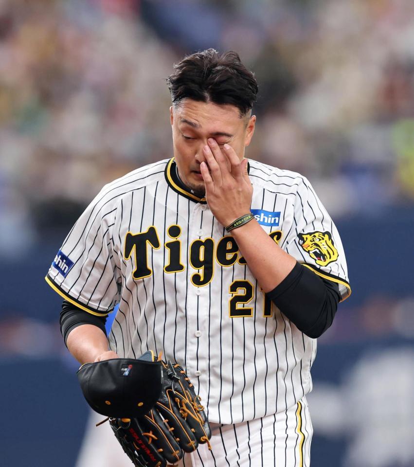 　１回、４失点しベンチに戻る秋山（撮影・山口登）