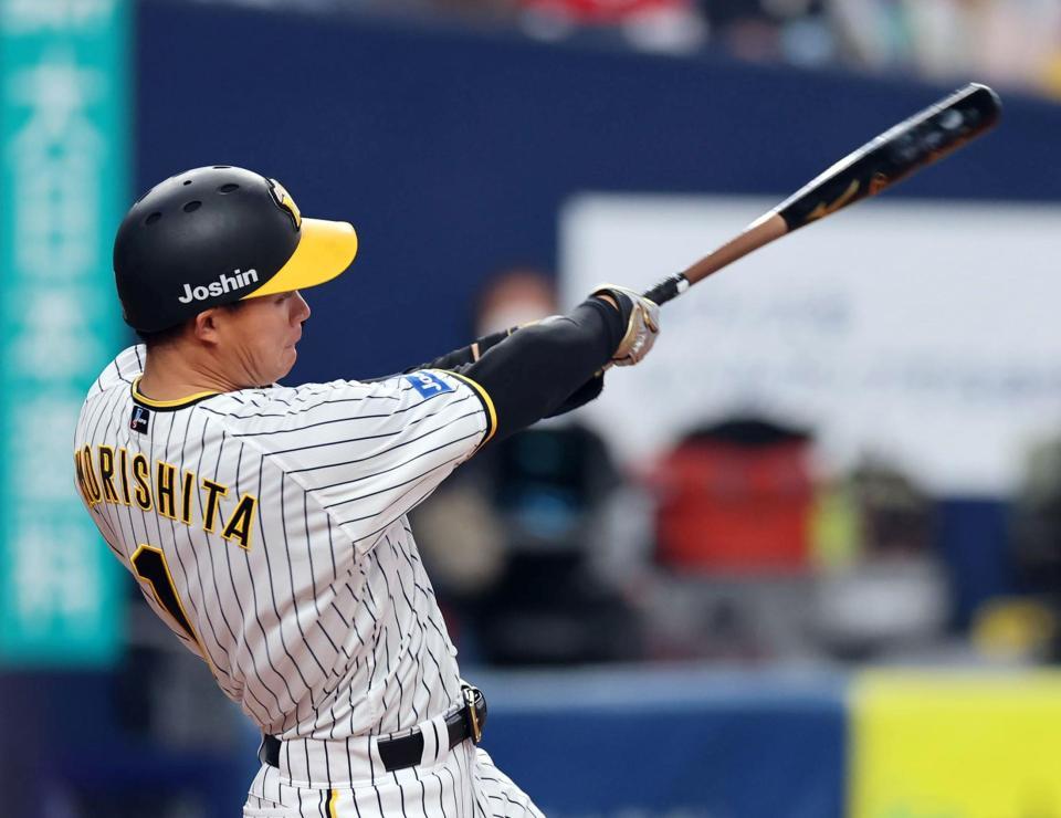 　１回、森下は三塁へ適時内野安打を放つ（撮影・山口登）