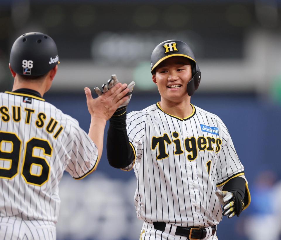 　１回、森下は三塁へ適時内野安打を放ち一塁上で笑顔を見せる（撮影・山口登）