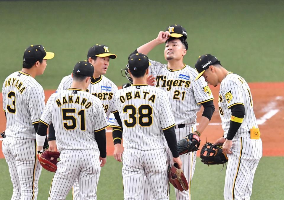 　１回、ソト、桑原に連続適時打を浴び、マウンドに集まる秋山（２１）ら阪神ナイン（撮影・中田匡峻）