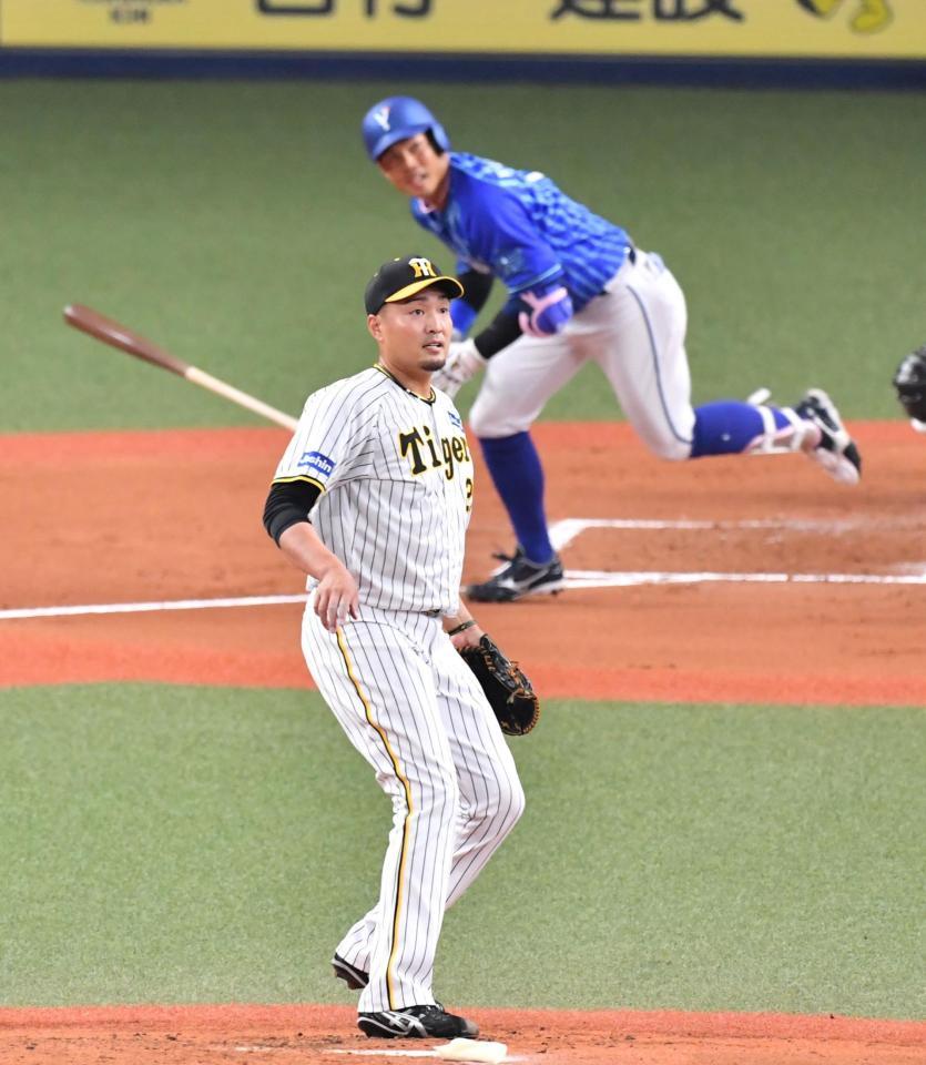 　１回、桑原（後方）に適時打を浴びた秋山（撮影・中田匡峻）