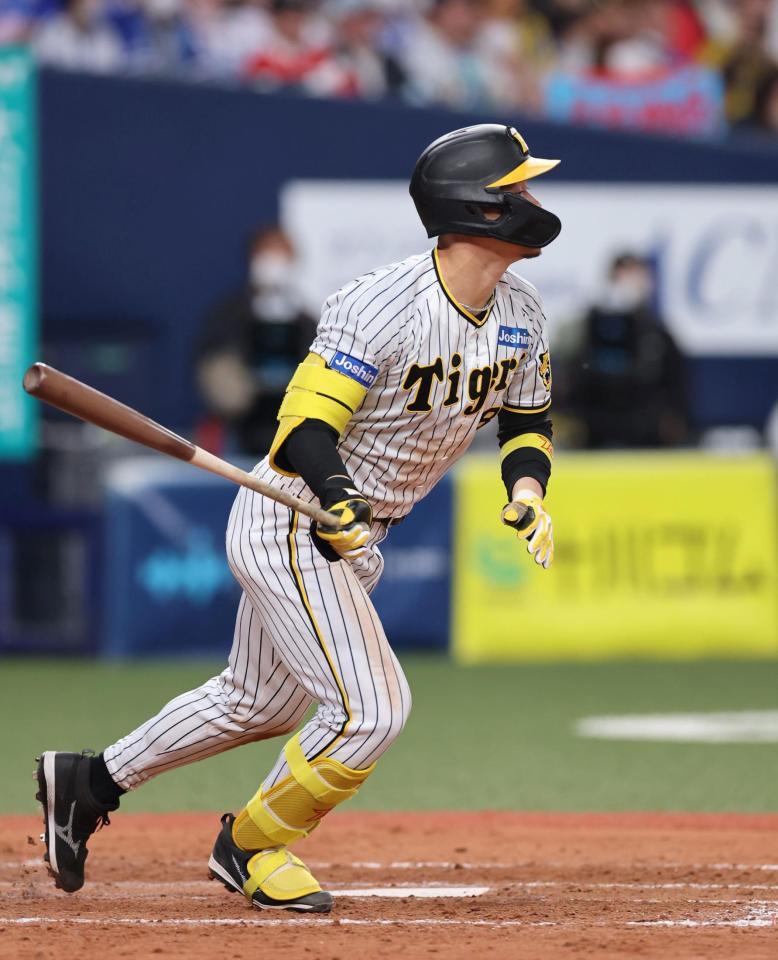 　５回、佐藤輝は中犠飛を放つ（撮影・山口登）