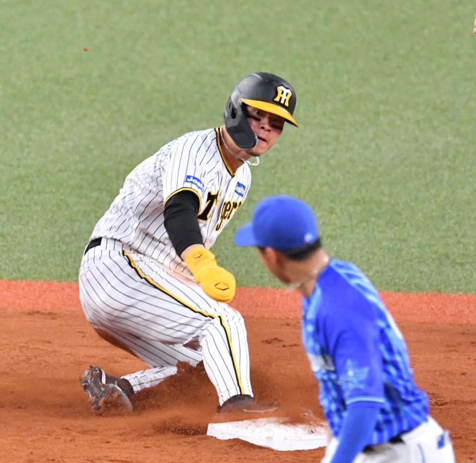 　３回、二盗を決める佐藤輝（撮影・中田匡峻）