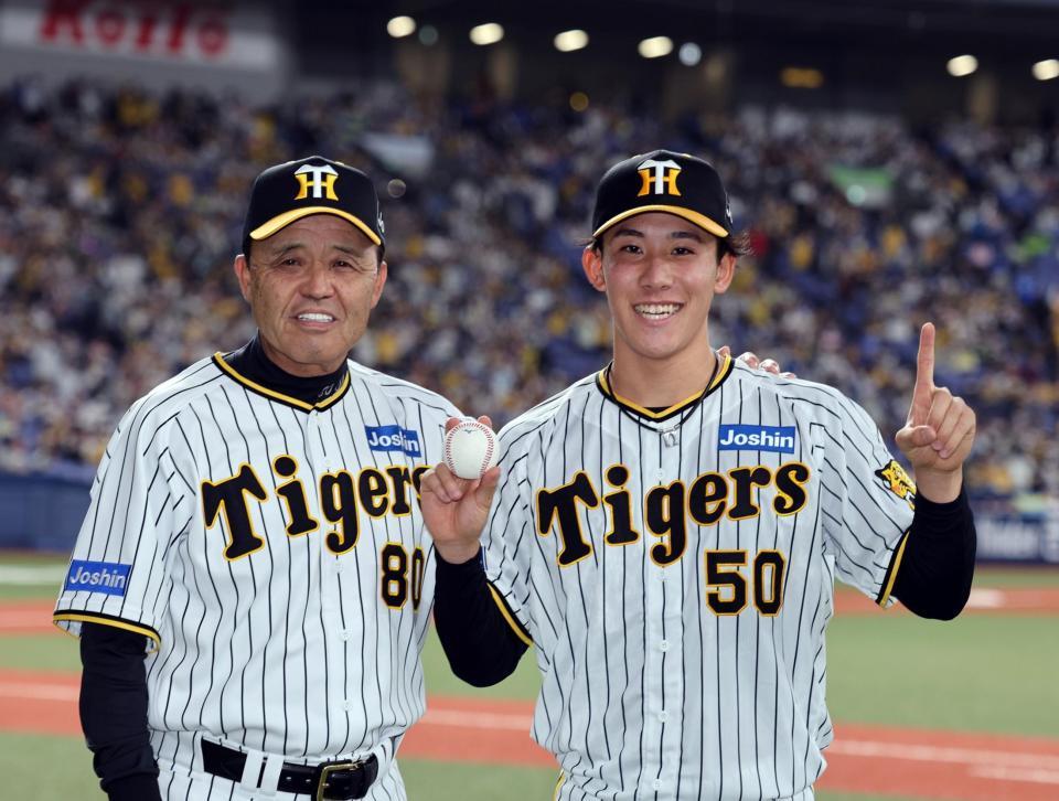 　岡田監督（左）はプロ初勝利を挙げた富田を祝福する（撮影・山口登）