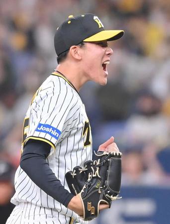 　１２回、宮崎を三振に仕留め、雄たけびを上げる富田（撮影・高部洋祐）