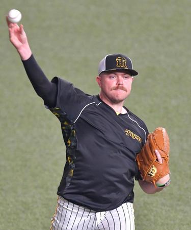 　１軍に合流して練習するビーズリー（撮影・立川洋一郎）