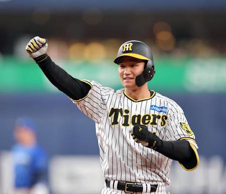 　３回、森下は適時打を放ちガッツポーズを見せる（撮影・山口登）