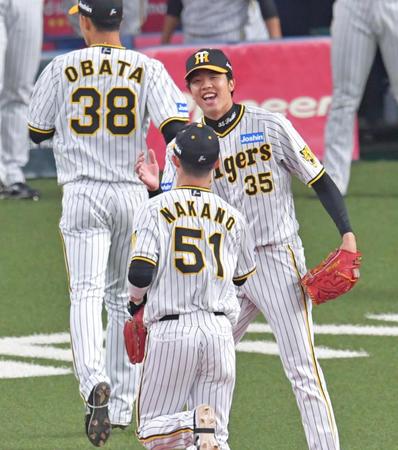 　５回、佐野の打球で好守を見せた二塁手・中野（５１）を笑顔で迎える才木（撮影・立川洋一郎）