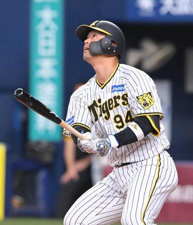 　８回、２ランを放つ原口（撮影・高部洋祐）