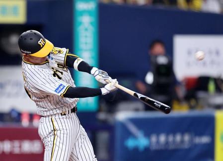 　８回、代打・原口は左越えに２ランを放つ（撮影・山口登）