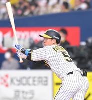 　１回、二塁打を放つ近本（撮影・高部洋祐）