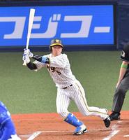 　１回、二塁打を放つ近本（撮影・中田匡峻）