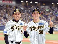 　プロ初勝利を挙げ岡田監督（左）に祝福される富田（撮影・山口登）　