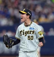 　１２回、富田は宮崎を見逃し三振に打ち取りガッツポーズ（撮影・山口登）