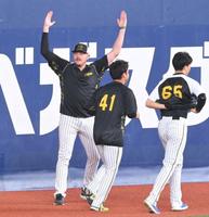 　１軍に合流したビーズリー（左）＝撮影・高部洋祐