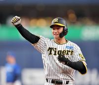 　３回、森下は適時打を放ちガッツポーズを見せる（撮影・山口登）