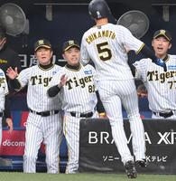 　３回、近本（５）を出迎える岡田監督（中央）ら＝撮影・高部洋祐