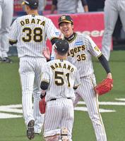 　５回、佐野の打球で好守を見せた二塁手・中野（５１）を笑顔で迎える才木（撮影・立川洋一郎）