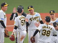 　９回を締めくくりナインとタッチを交わす石井（中央）＝撮影・立川洋一郎