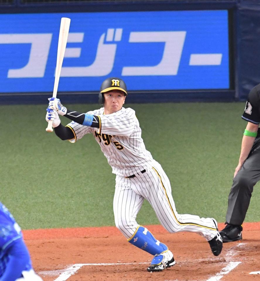 　１回、二塁打を放つ近本（撮影・中田匡峻）