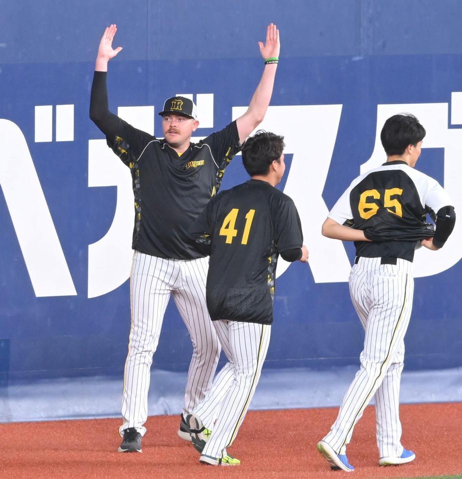 　１軍に合流したビーズリー（左）＝撮影・高部洋祐