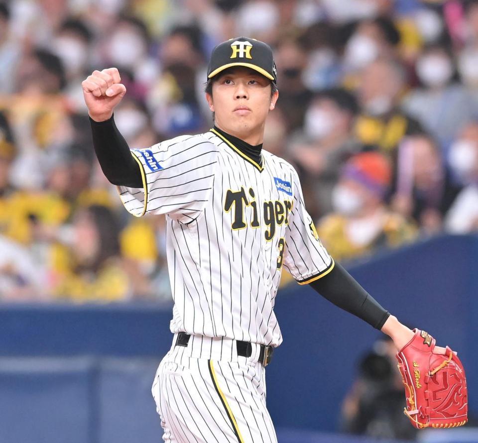 　２回を投げ終え、拳を握りながらベンチに戻る才木（撮影・高部洋祐）