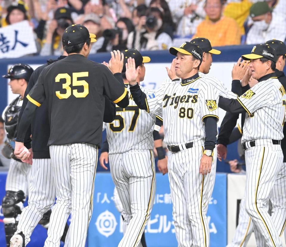 　ＤｅＮＡ相手に３連勝を飾り、才木（３５）とタッチを交わす岡田監督（撮影・高部洋祐）