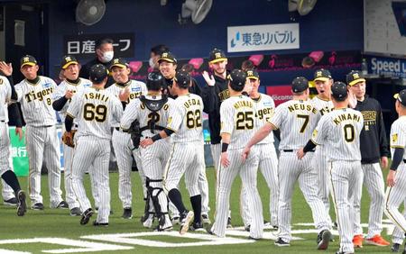 　開幕３連勝を飾りハイタッチを交わす岡田監督、才木ら阪神ナイン（撮影・立川洋一郎）