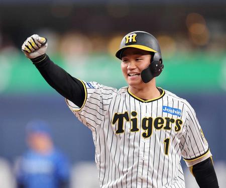 　３回、適時打を放ちガッツポーズする森下（撮影・山口登）