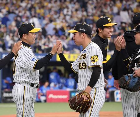 　開幕３連勝し岡田監督は笑顔でナインを迎える（撮影・山口登）